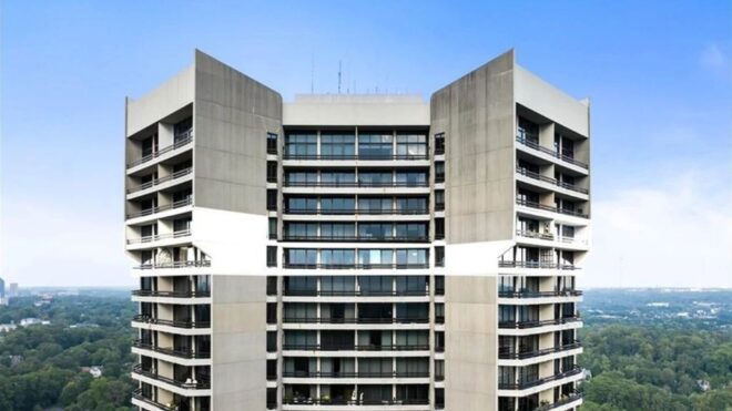 Hat lakásból összeépített luxusotthonát árulja Elton John