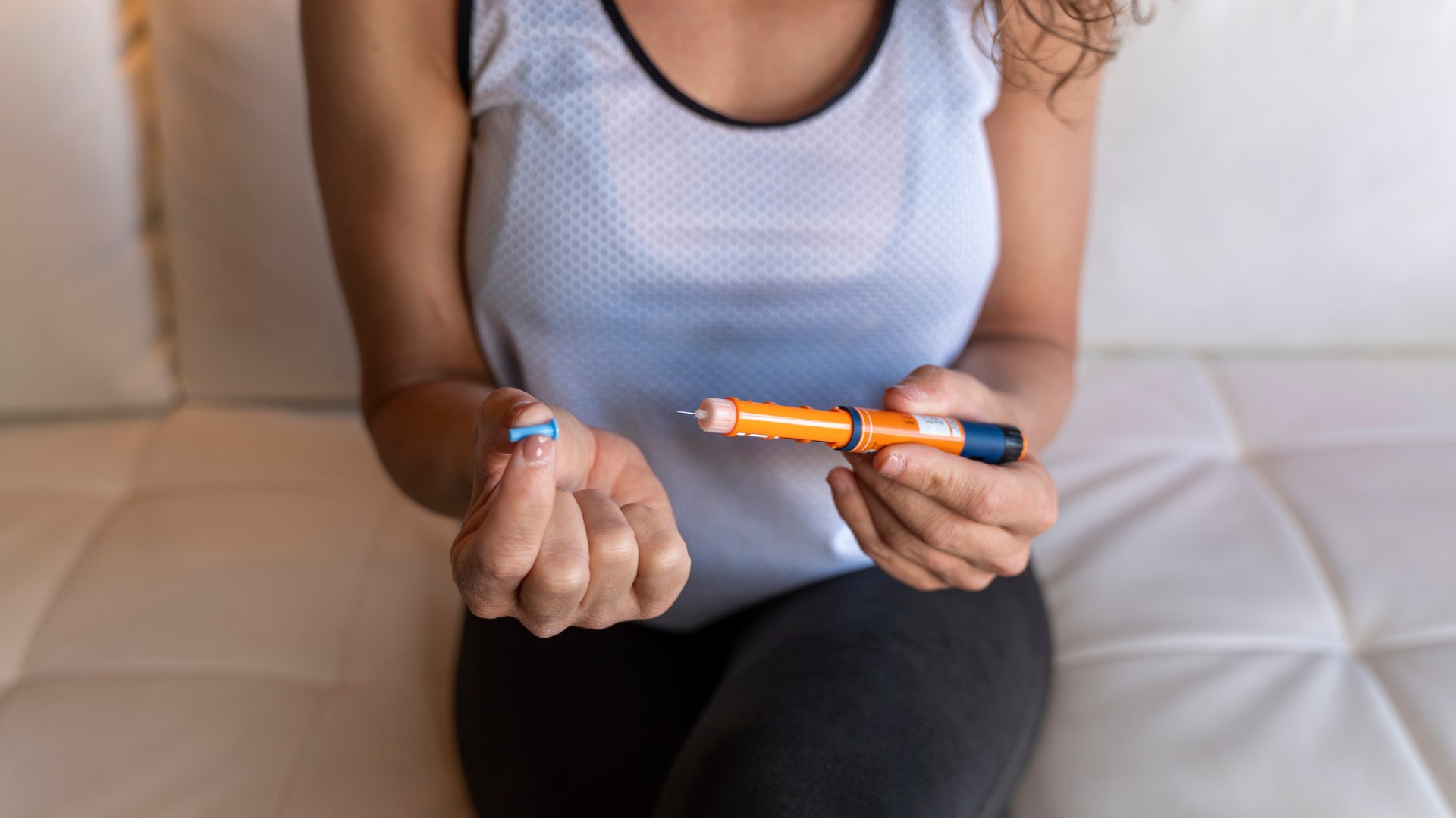 Lány kibontott egy Epipent.