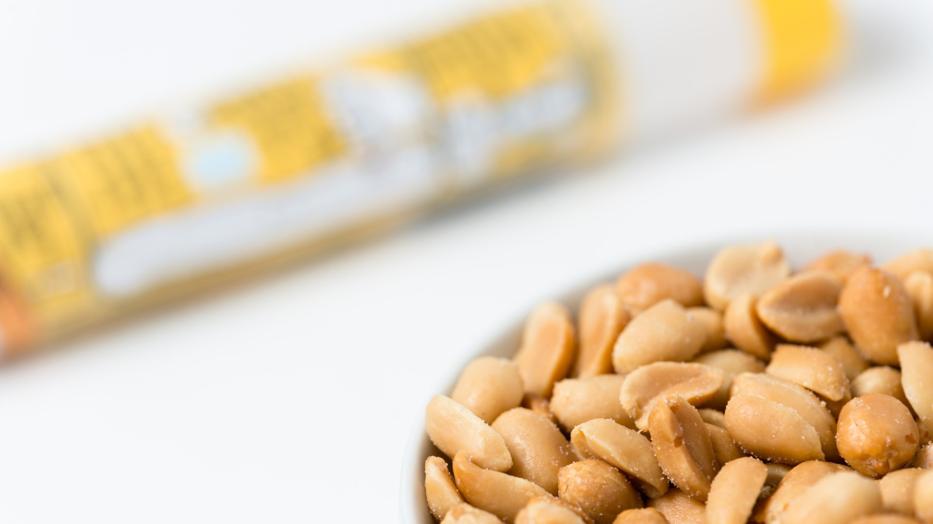 Allergiás gyógyszer a háttérben, előtérben mogyóró.