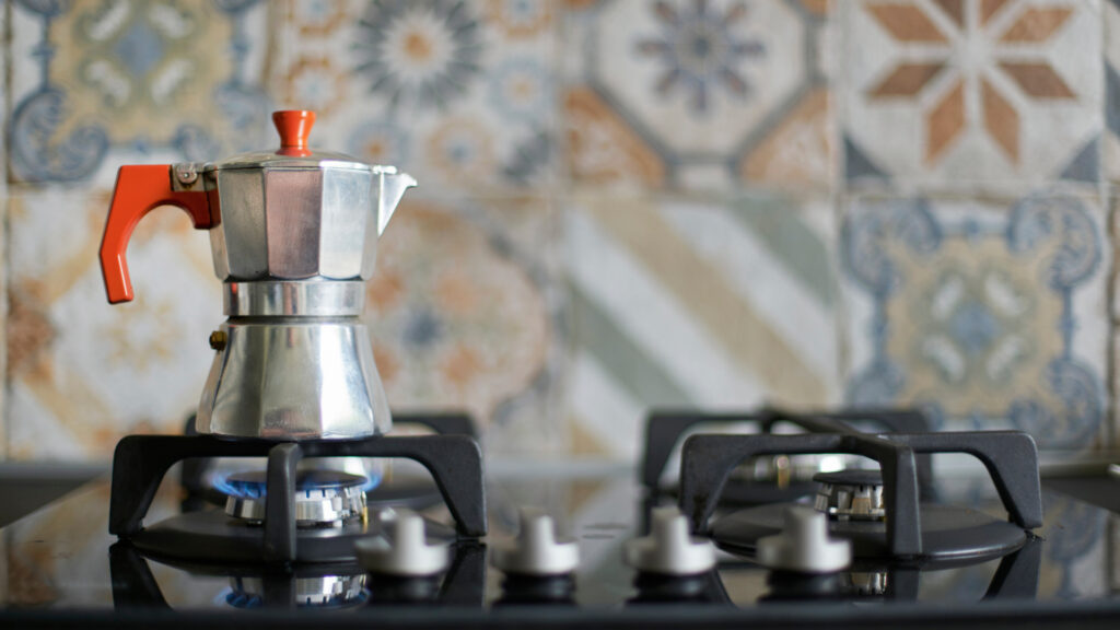 Kotyogós kávéfőző a tűzhelyen