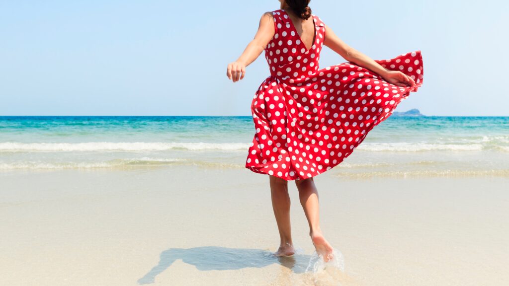 Pöttyös ruhás nő