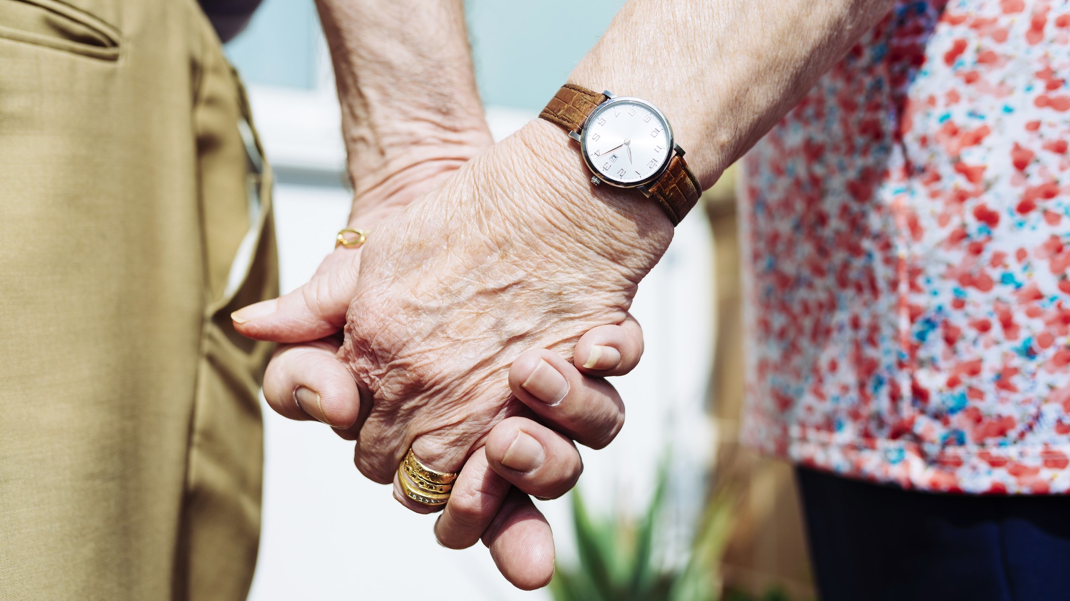 Idős pár kézen fogva sétál
