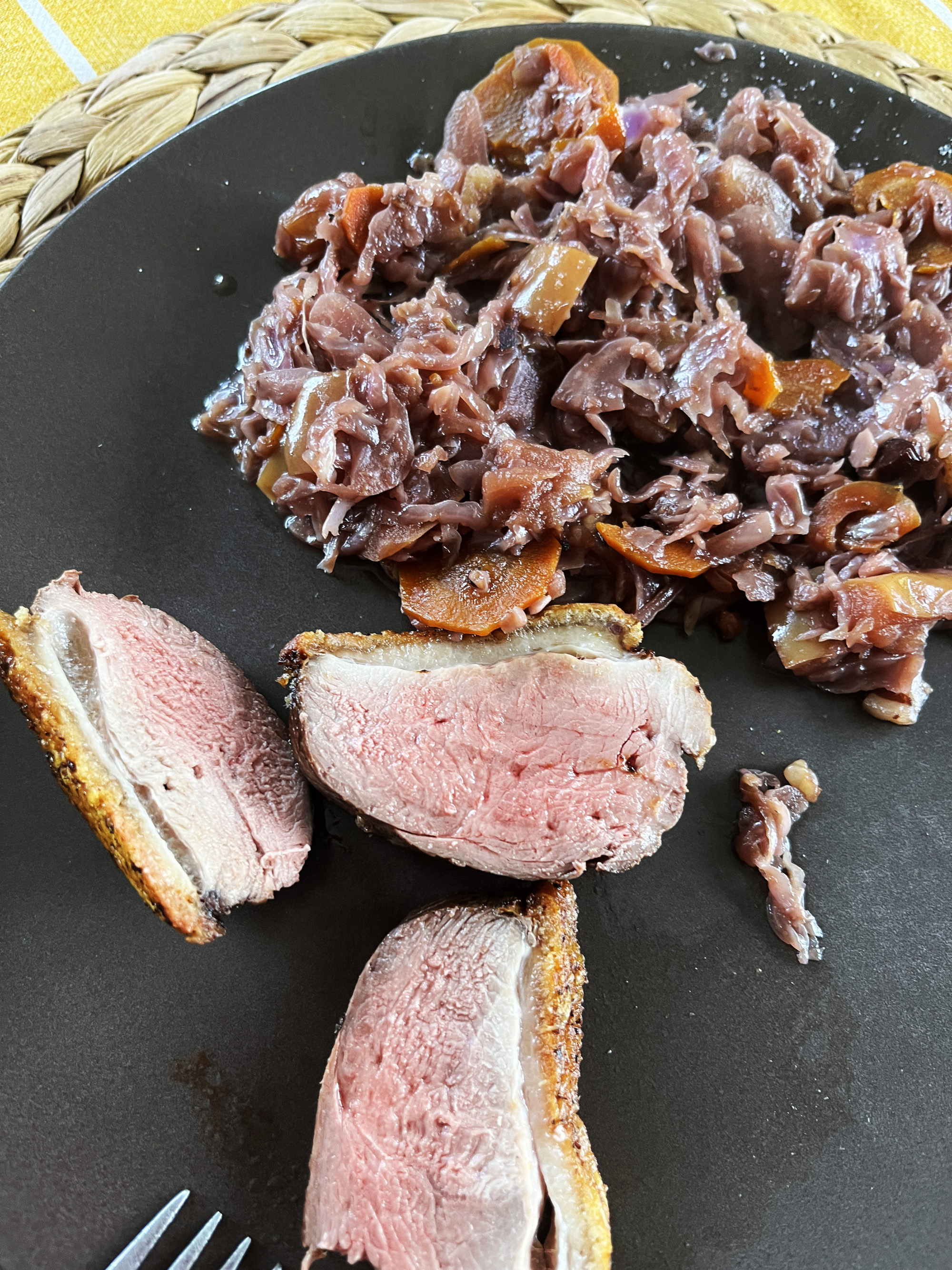 Kacsamell fűszeres lilakáposztával