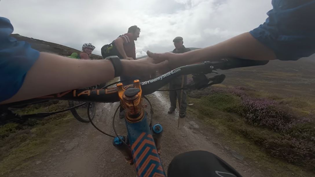 III. Károly és a hegyikerékpárosok