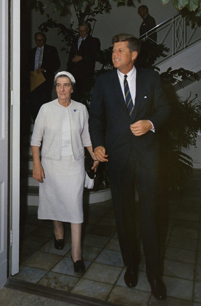 Golda Meir John F. Kennedy társaságában (fotó: Wikipedia)