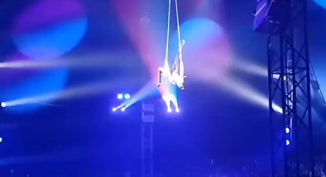 Tíz méter magasból zuhant a mélybe egy légtornász – videó