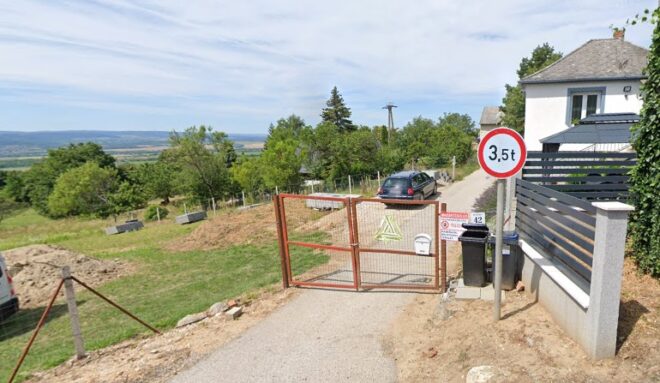 Fontos utat zártak le Fejér megyében, mivel évtizedek óta átmegy egy magántelken - kép