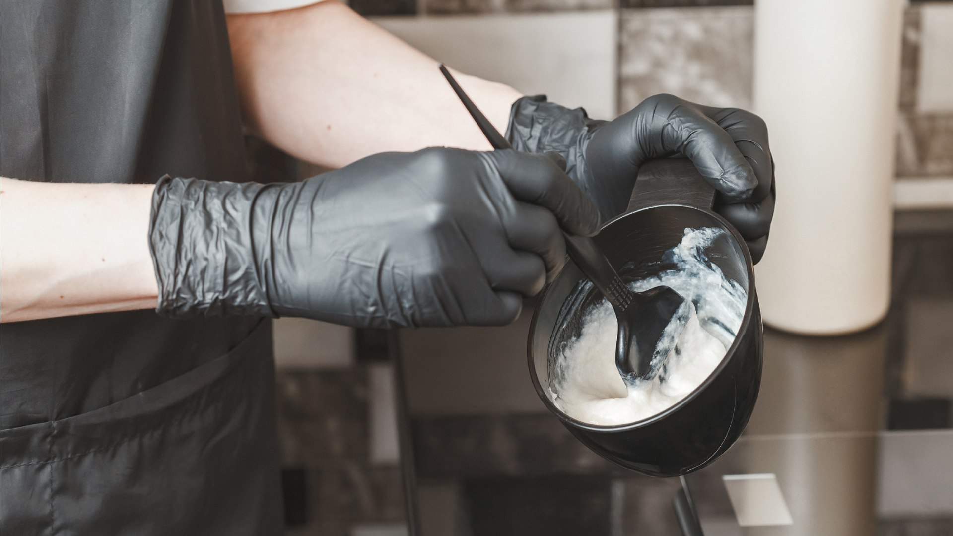 Hajfestéket keverő fodrász.