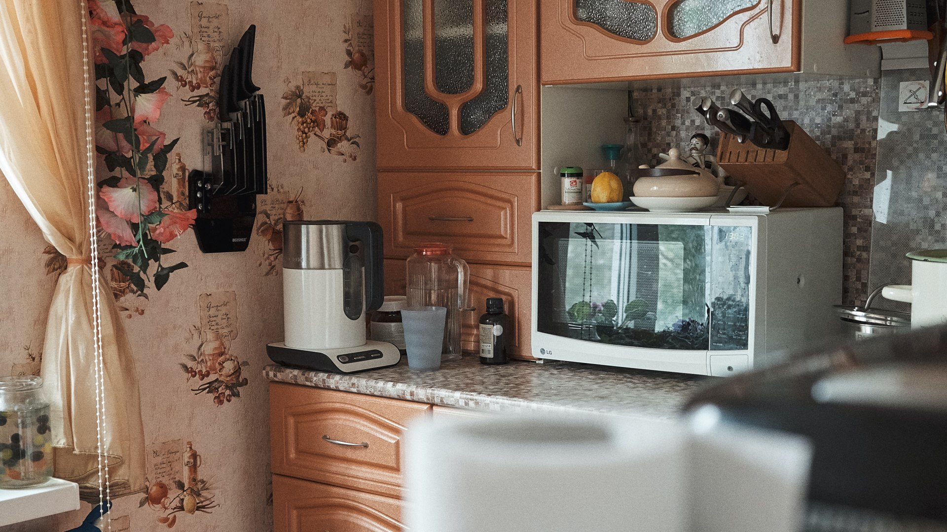 Csinosan berendezett konyha.