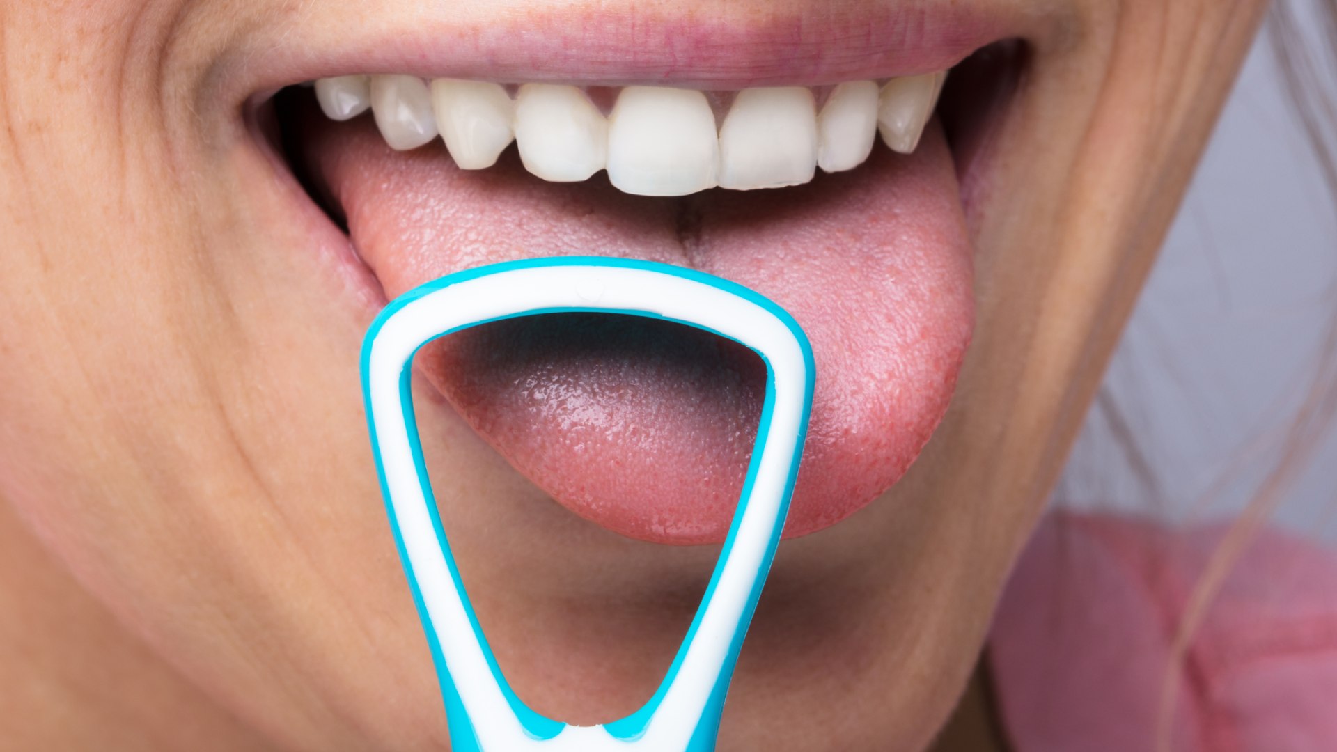 Nyelvkaparó használat közben.