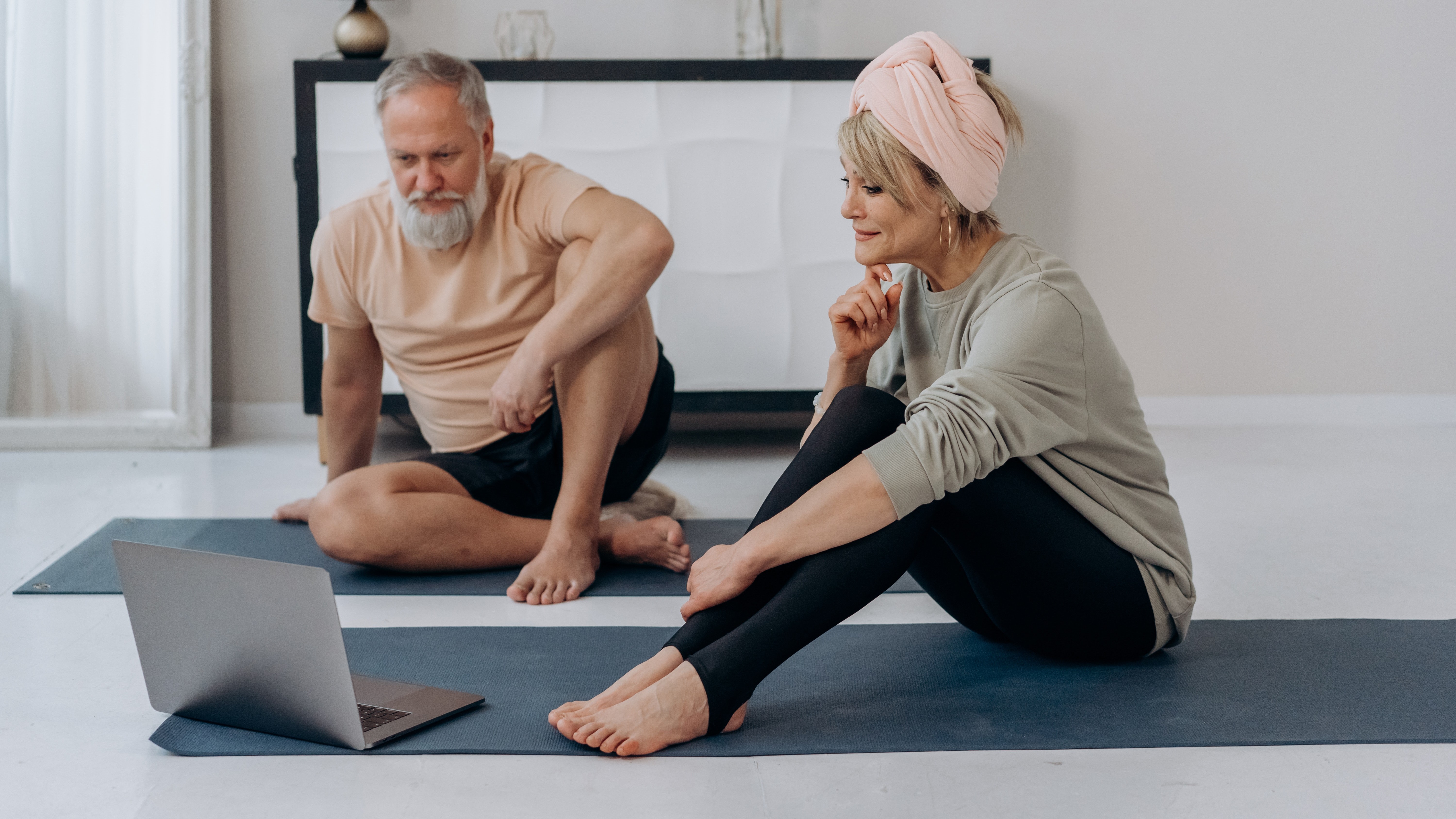 Idős pár jógázik