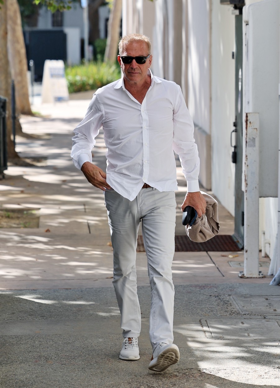 Kevin Costner fehérben