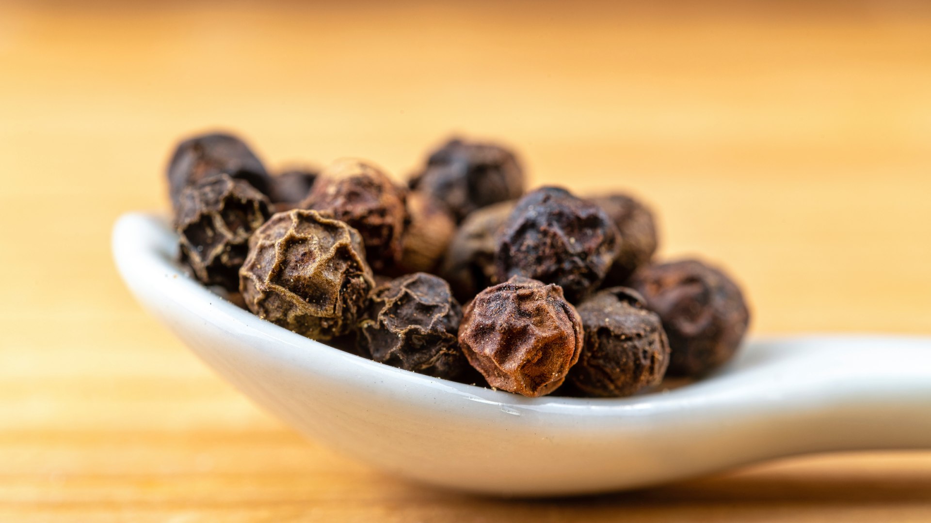 Szemes bors fehér kanálon.