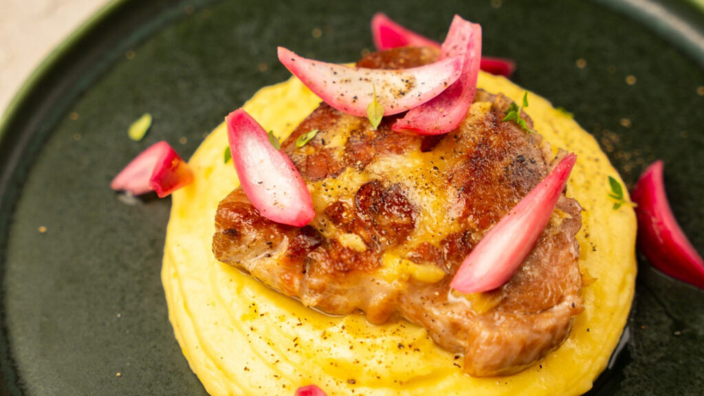 Sertéstarja krémes burgonyapürével és savanyított lilahagymával