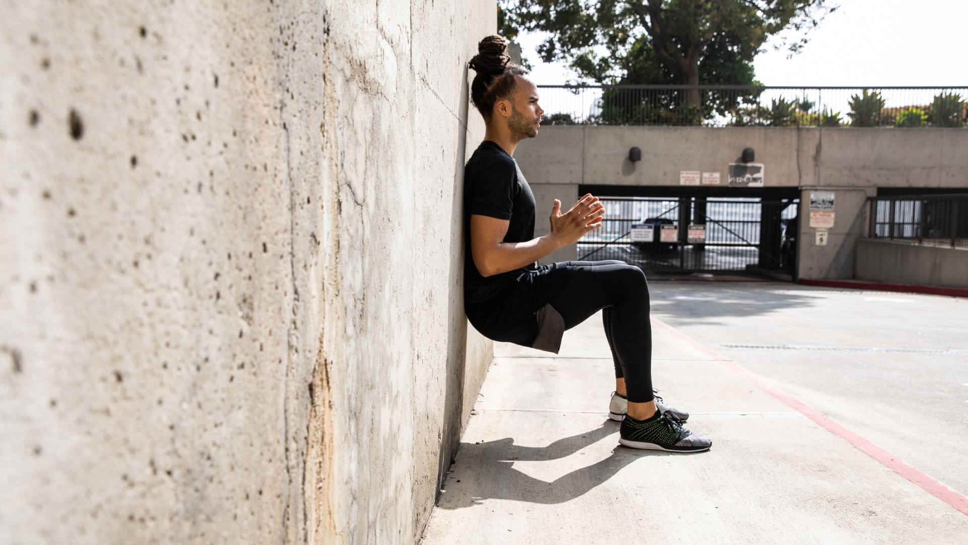 Fali ülést végző férfi.