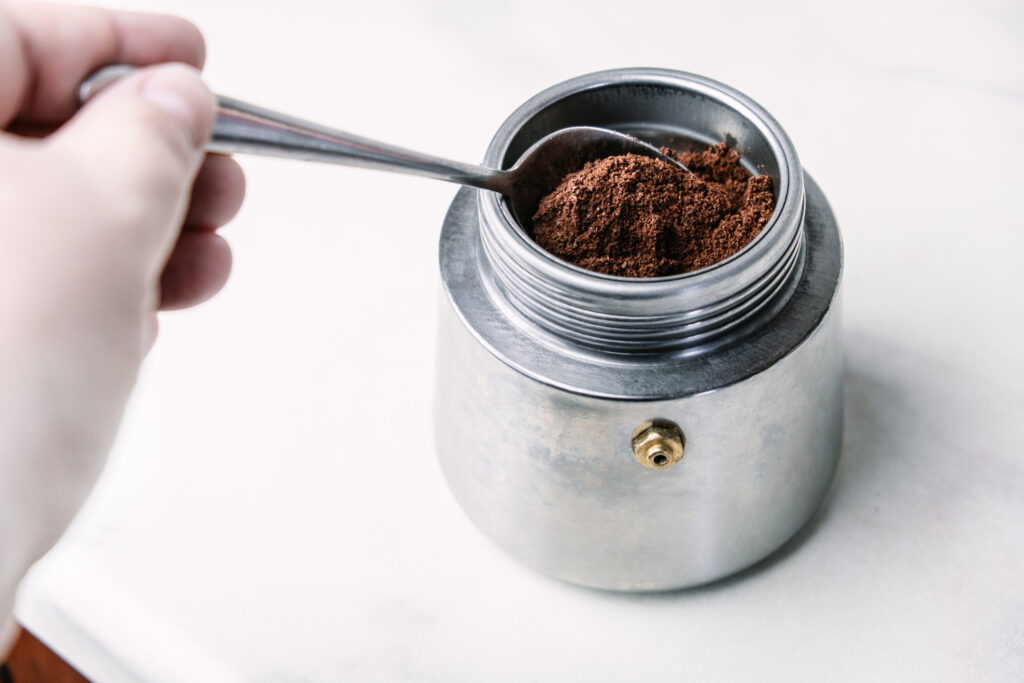Kávéadagolás a kotyogósba