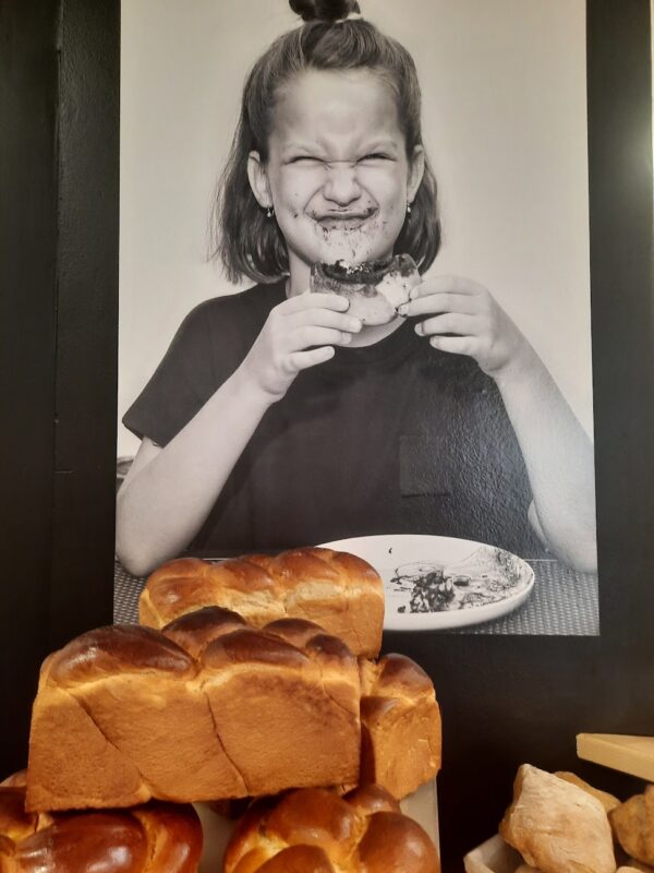 Homebakker Pékség fali kép és kovászos kalácsok