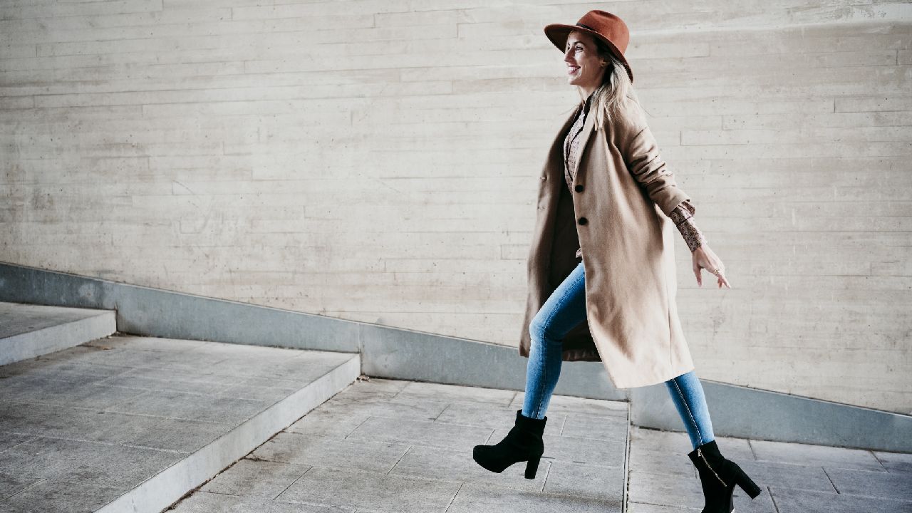 Kalapos hölgy a lépcsőn