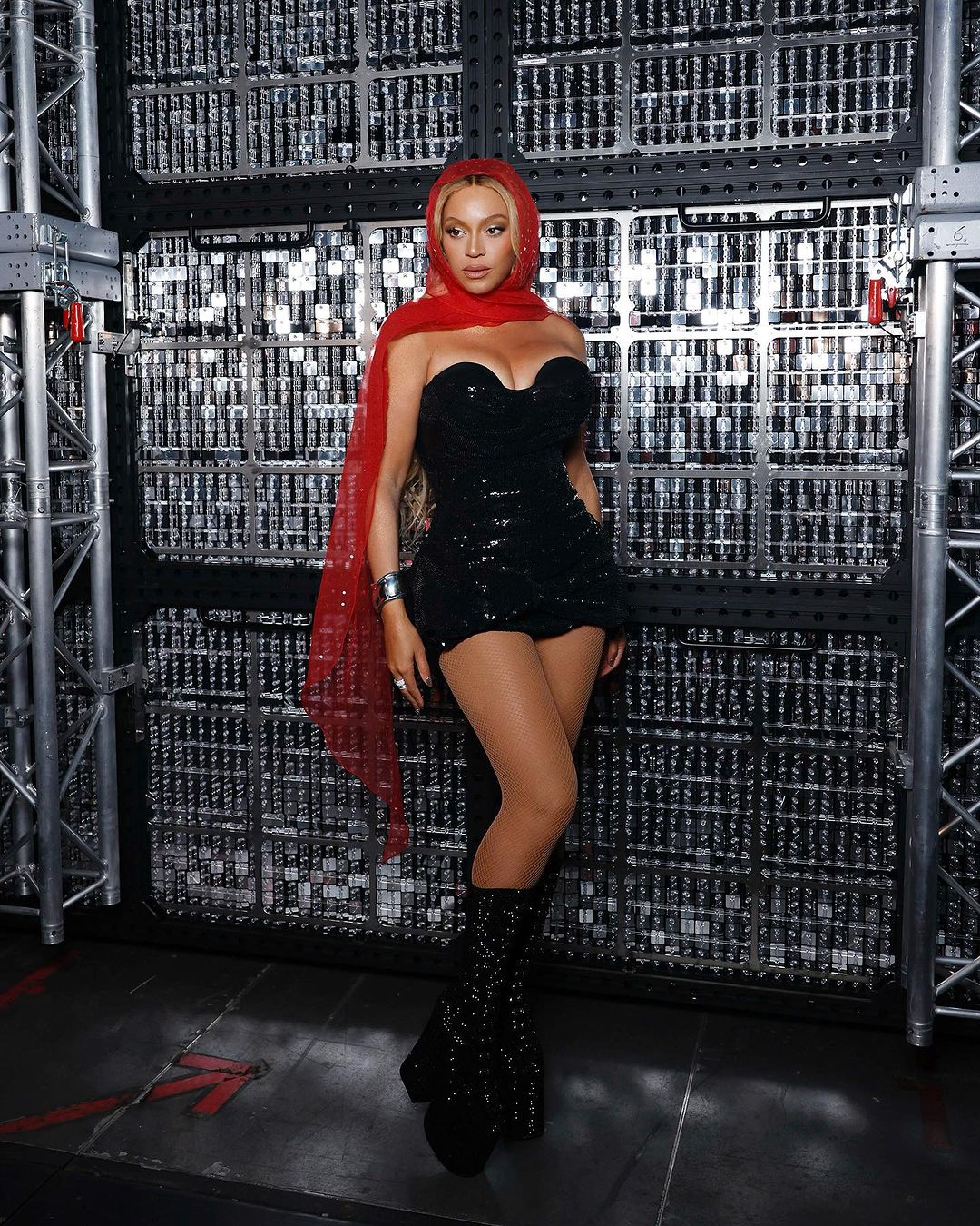 Sztárok Kiki csizmában