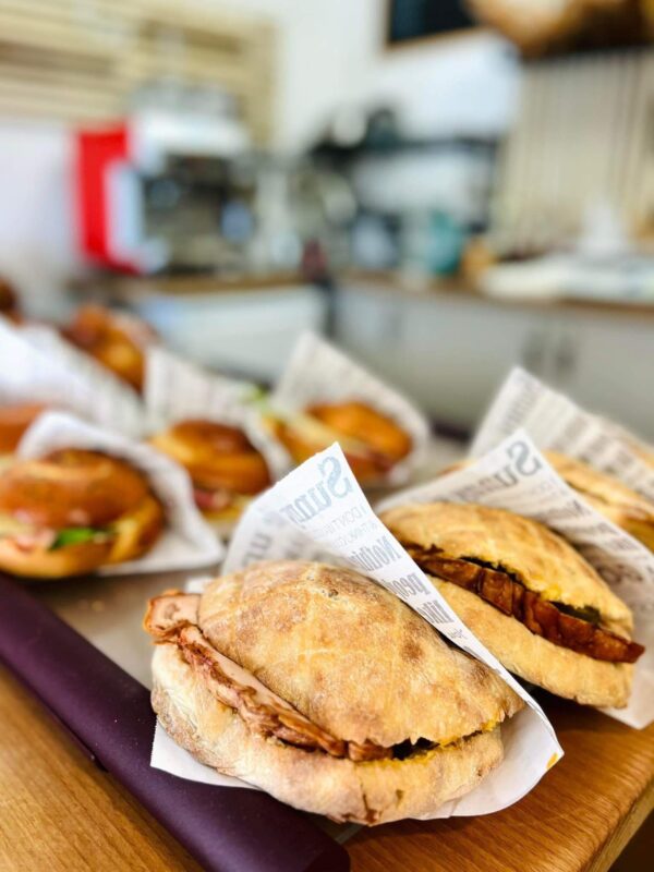 A péknő, aki kinyírta a kovászát – Visszatért a kovászos pékek szüfrazsettje, Bocskorás Bea