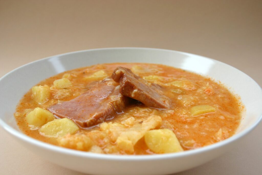 Hagyományos kelkáposzta-főzelék füstölt hússal 