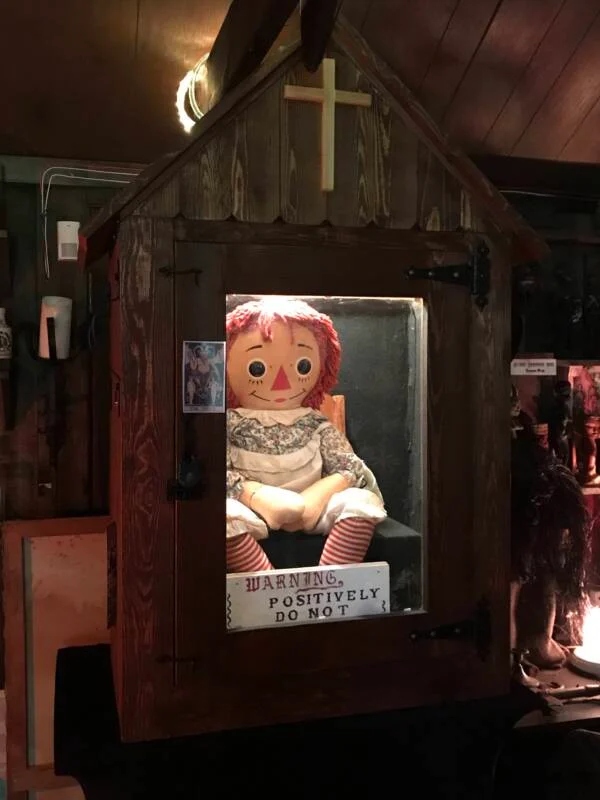 Az igazi Annabelle (Forrás: Warrens’ Occult Museum)
