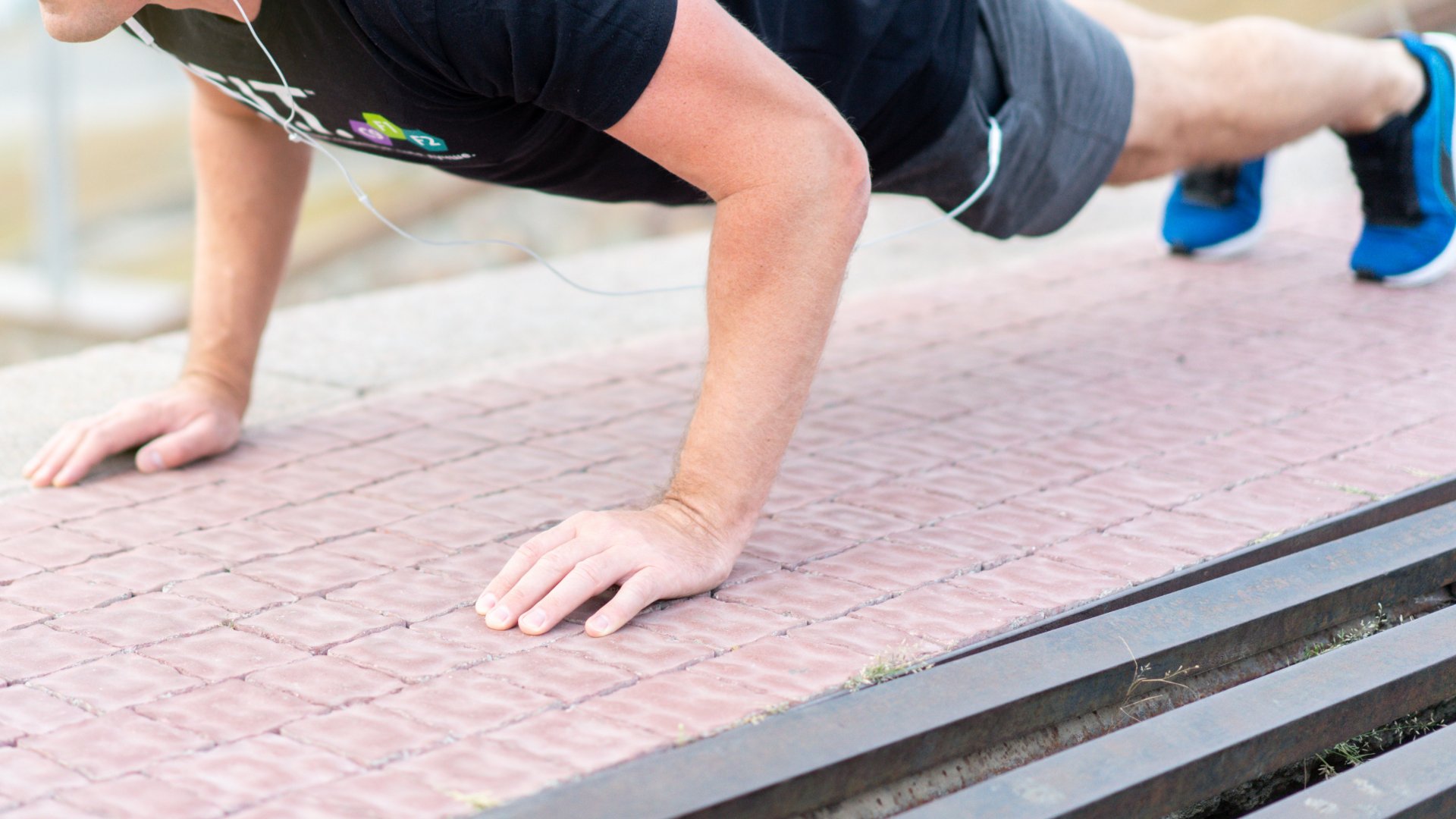 Fekvőtámaszt végez a szabadban egy férfi