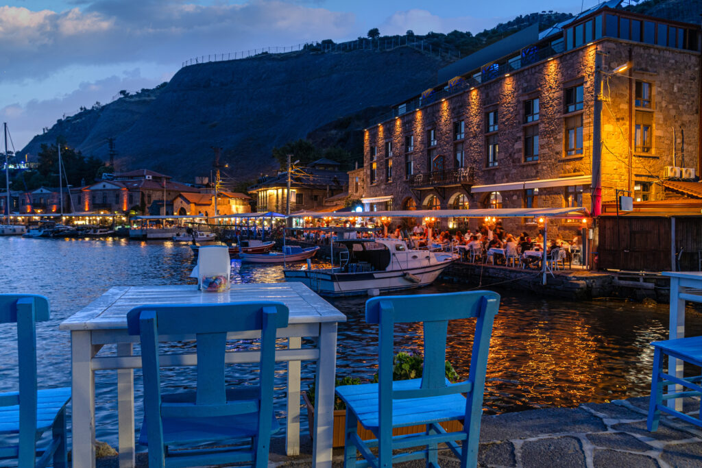 Vendéglő pucc nélkül Assos történelmi városában, Törökország Égei-tengeri partvidékén. / Fotó: ugurhan, Getty Images