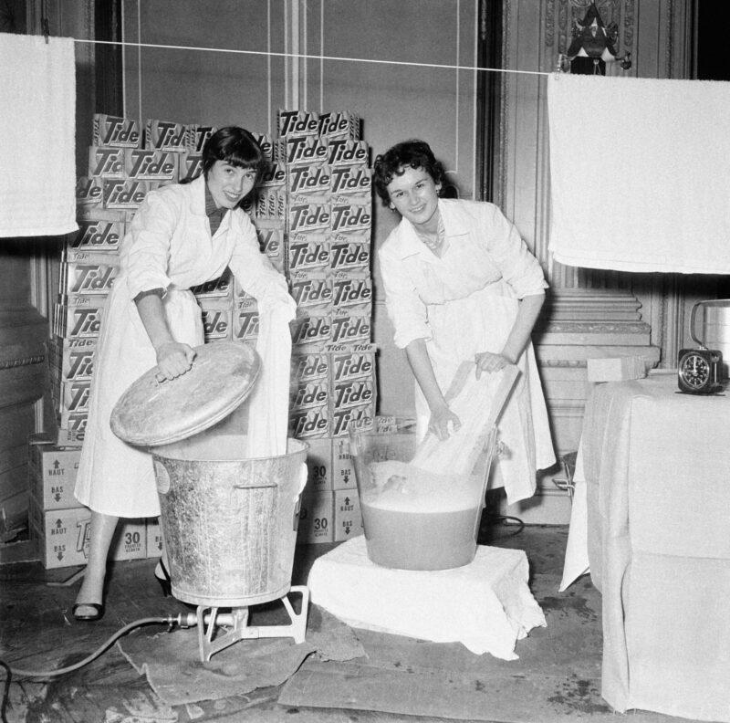 Kézzel mosás Tide mosóporral