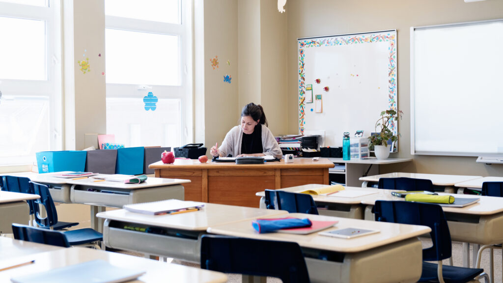 Tanár dolgozatokat javít