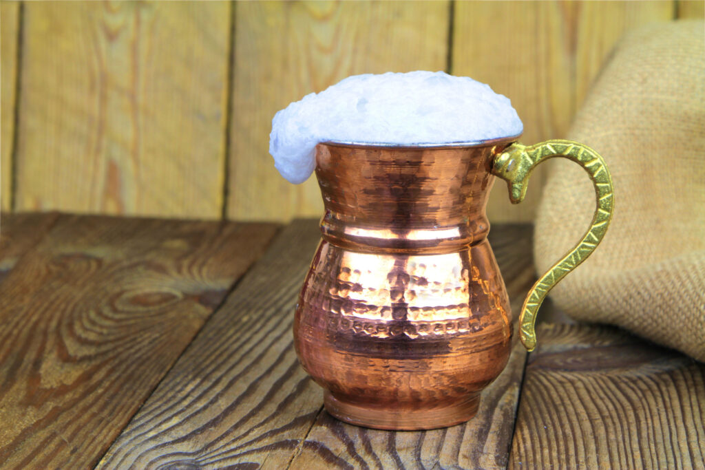 Friss házi ayran a habos fölével. / Fotó: hayatikayhan, Getty Images