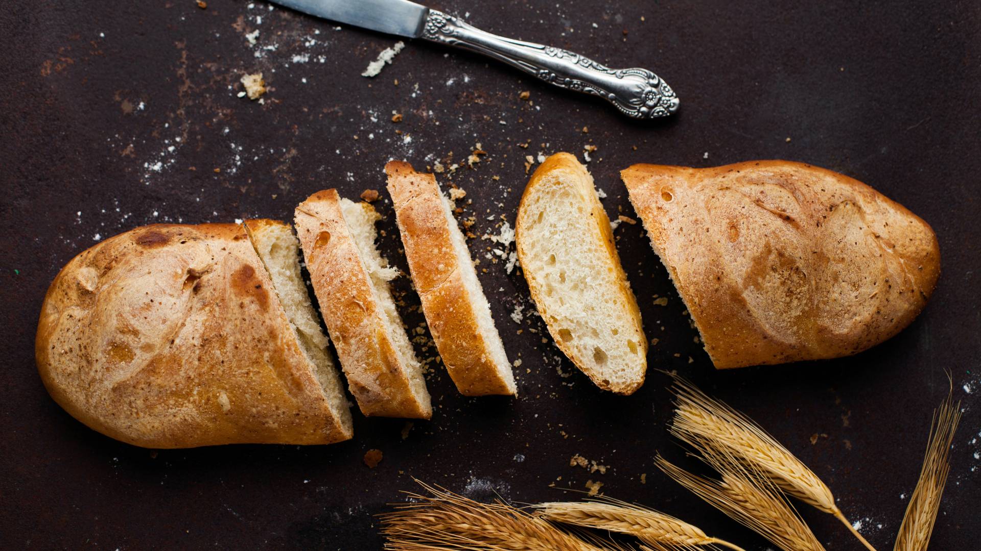 Szeletelt fehér vekni.