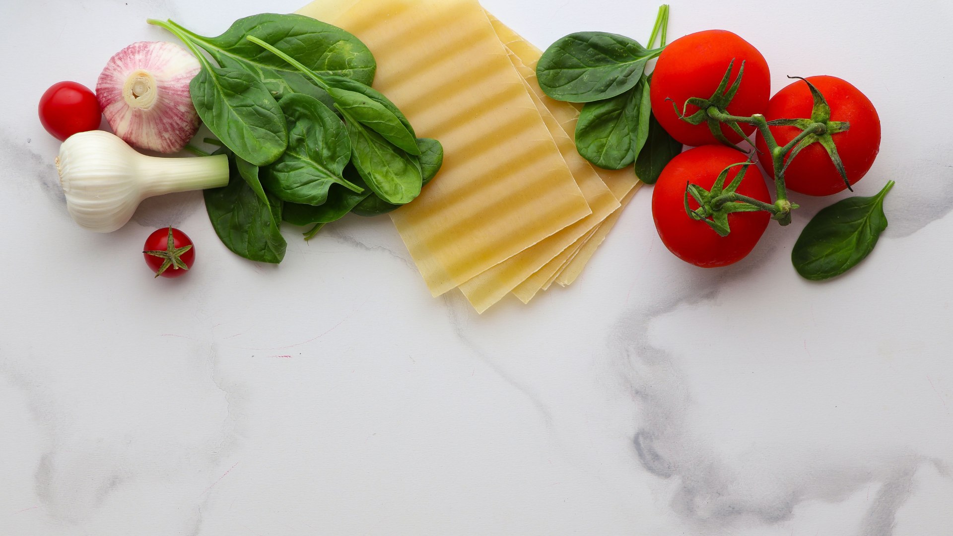 Bazsalikomlevelek, lasagnatészta, paradicsom, fokhagyma.
