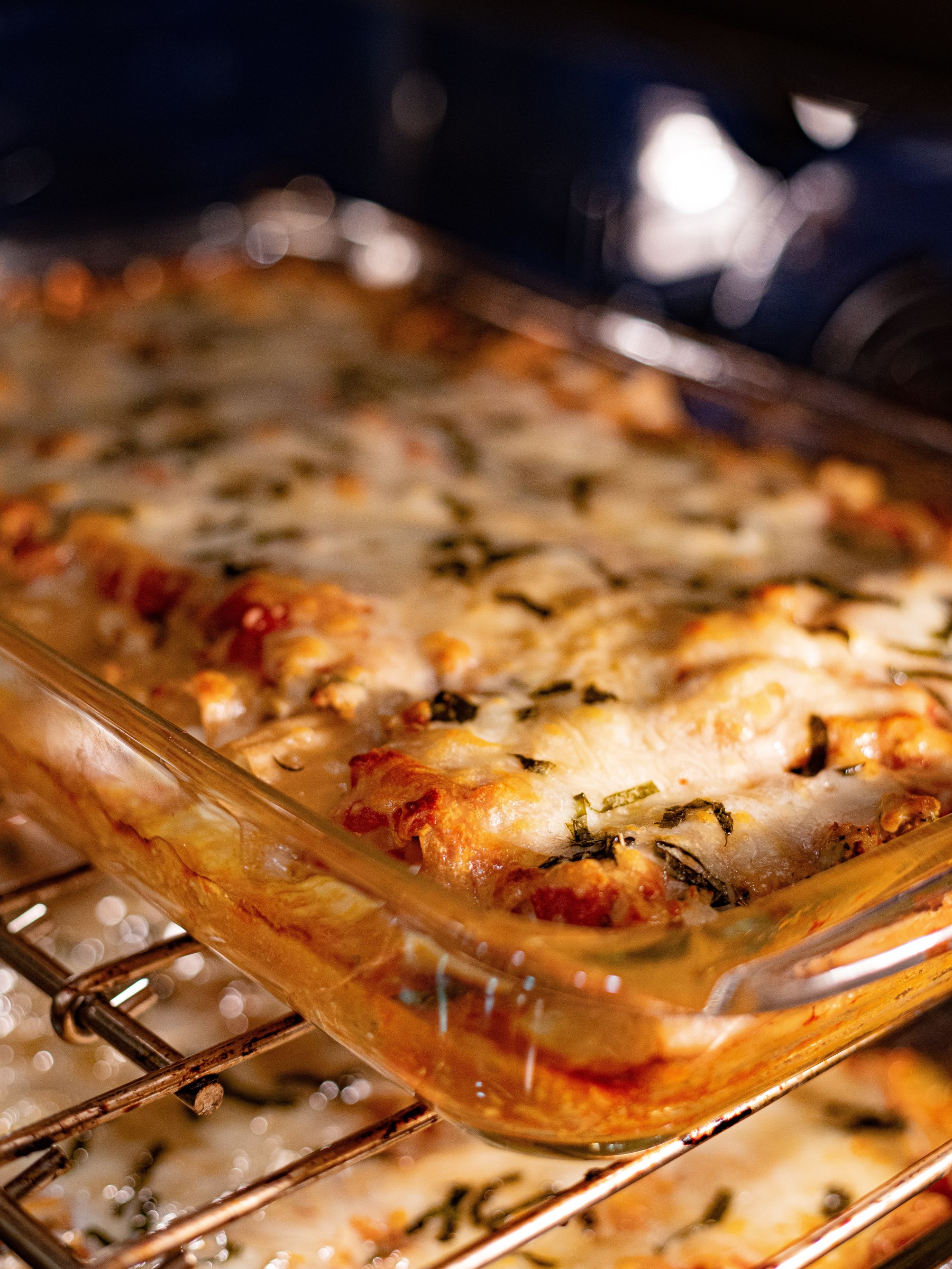 Lasagna üvegedényben a sütőben.