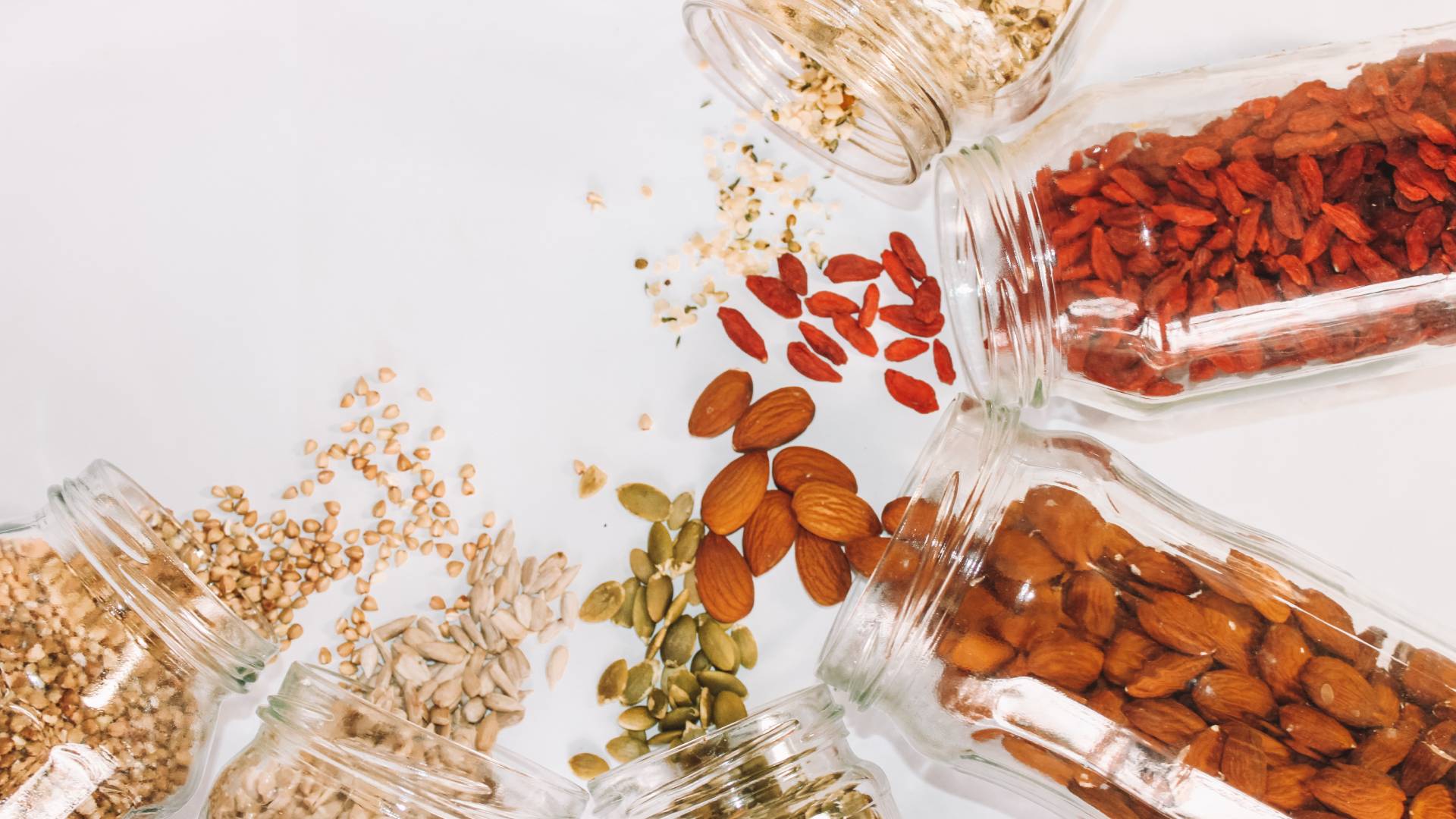 Üvegekből kiborult magvak és diófélék.