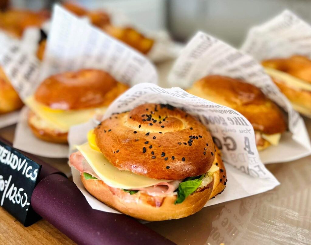 Mákos briósban jó sajt, jó sonka, Homebakker Pékség