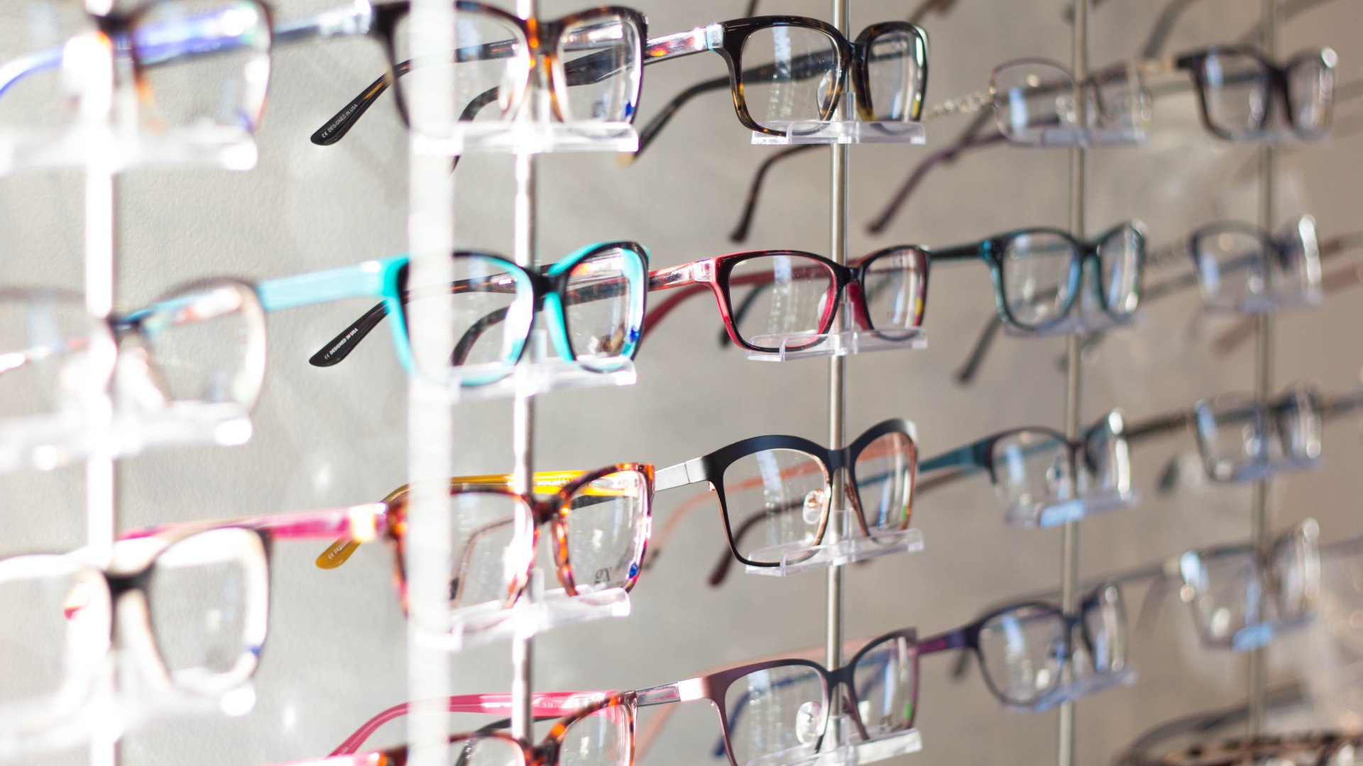 Szemüvegek a tartóikon.