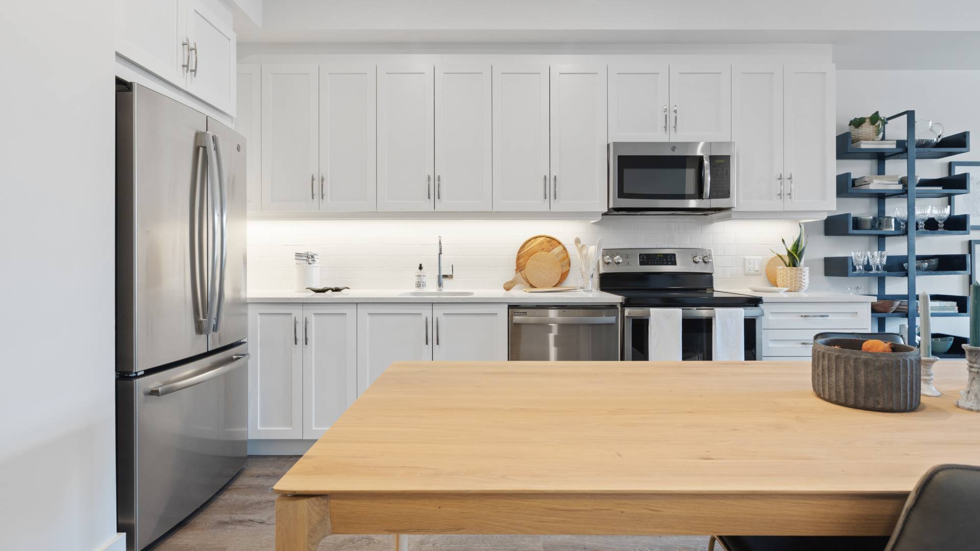 Tiszta, minimalista konyha.