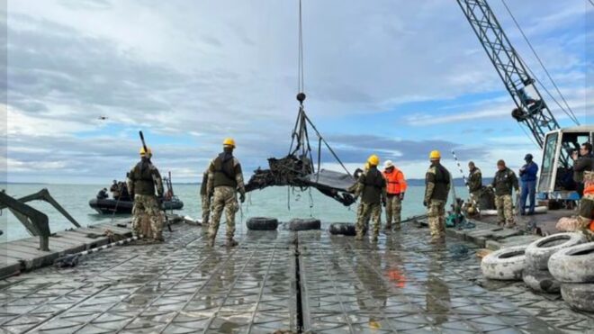 Pontonra emelik a Messerschmidt Me 109 egyik szárnyának és törzsének egy darabját