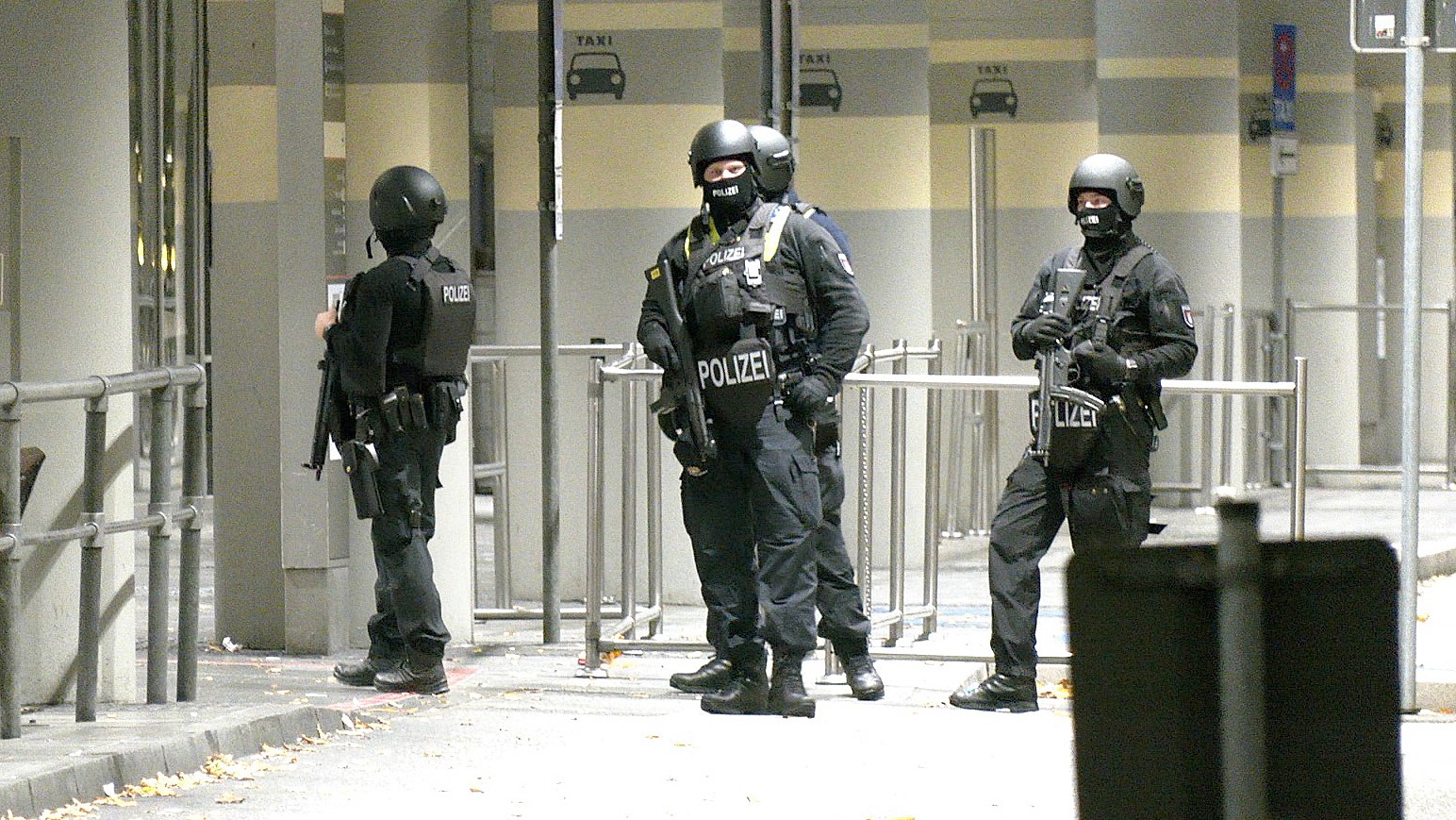 Rendőrök biztosítják a hozzáférést a hamburgi repülőtér termináljaihoz egy művelet során