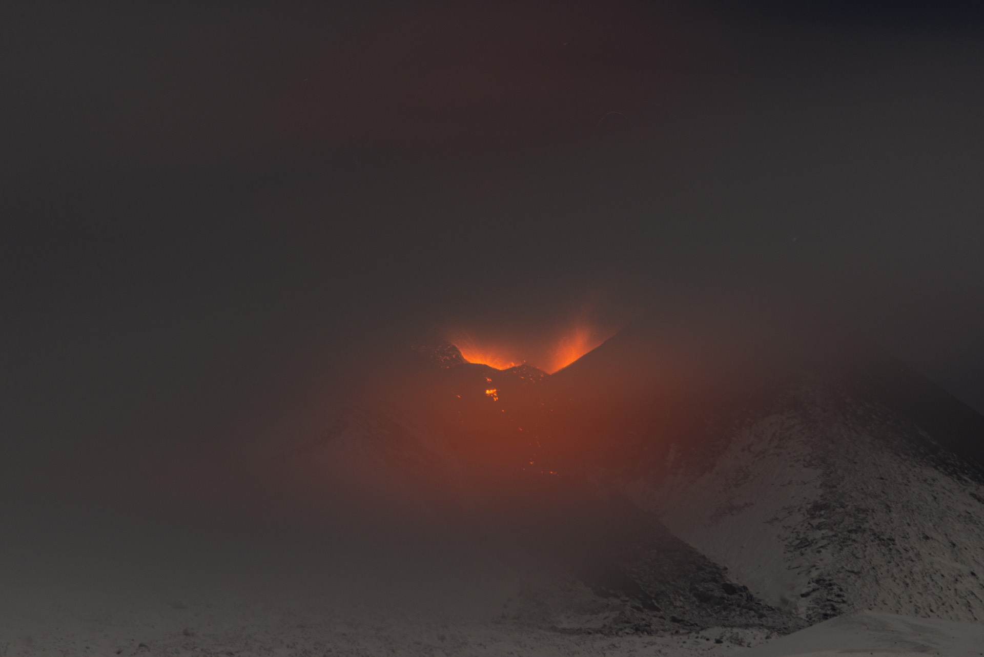 Az Etna lávát lövell