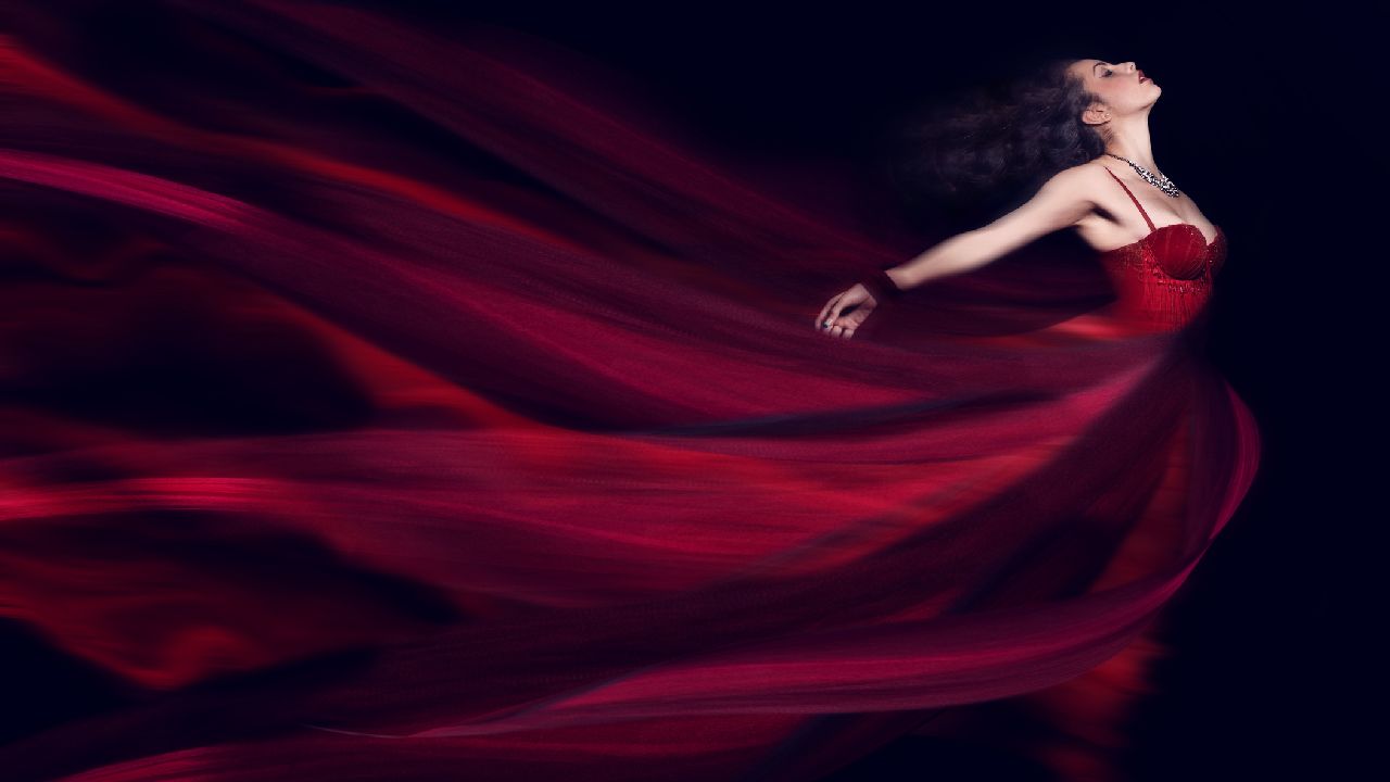 Vörös ruhás hölgy