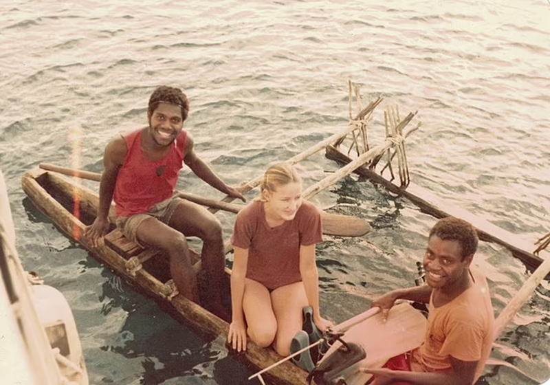 Suzanne két helyi hajós húzza fel a Wavewalkerre (Fotó: magánarchívum)