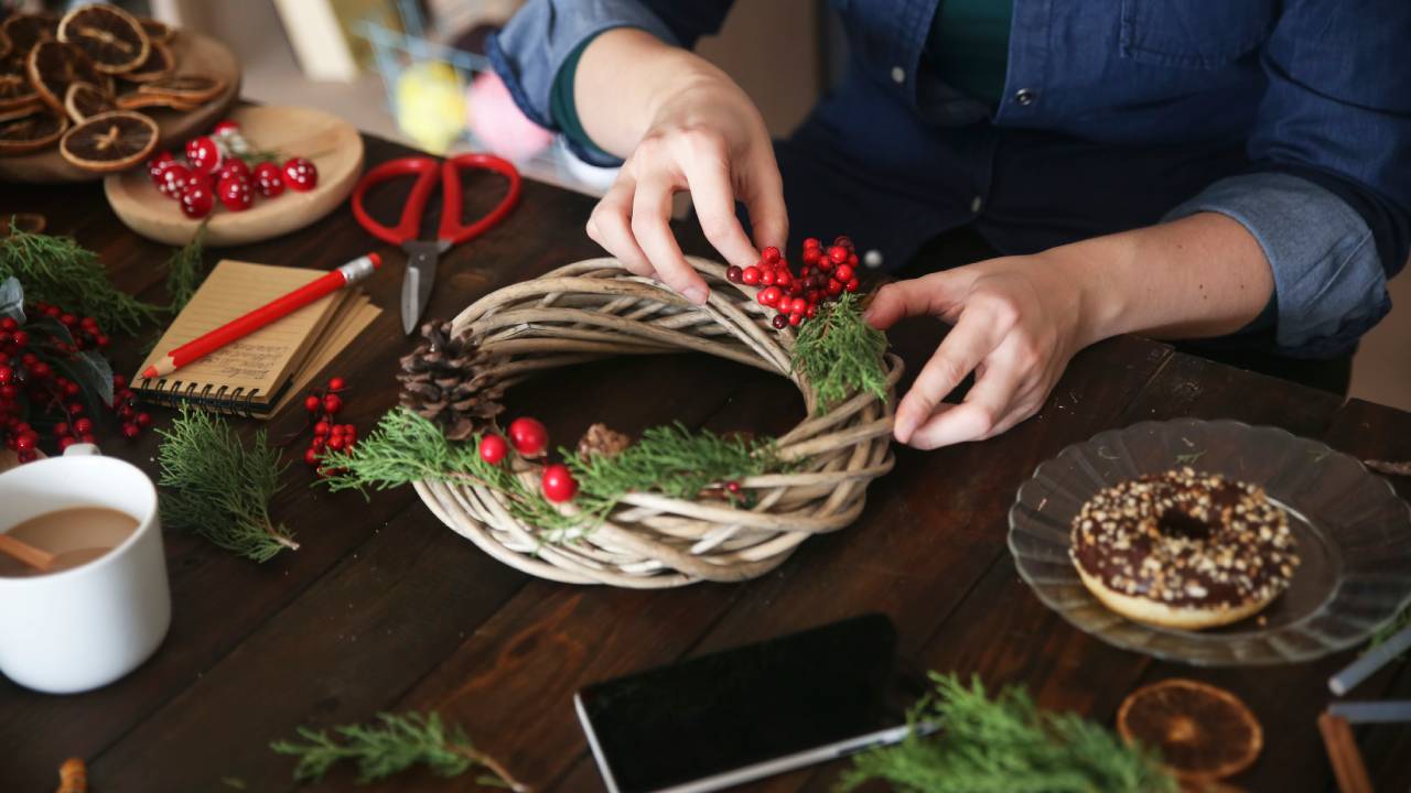 Készülőben lévő adventi koszorú.