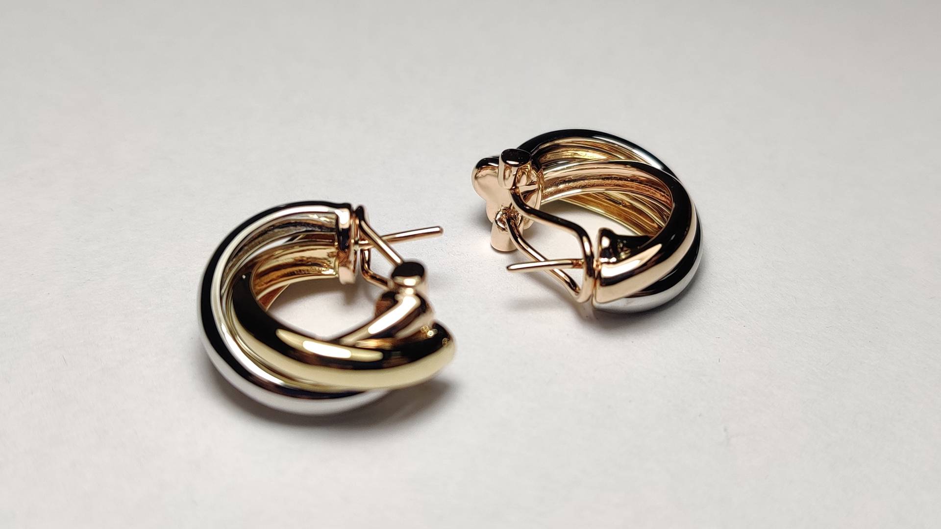 Egy pár arany fülbevaló.