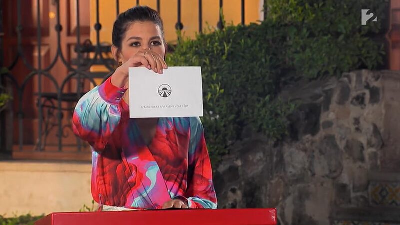 A sorsdöntő boríték Ördög Nóra kezében - Forrás: TV2 / Ázsia Expressz - videó