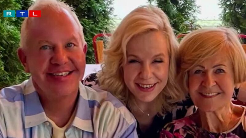 Dr. Bagdy Emőke az ikergyerekeivel, Császár Zsolttal és dr. Császár-Nagy Noémivel 2023 augusztusában - Forrás: RTL / Fókusz