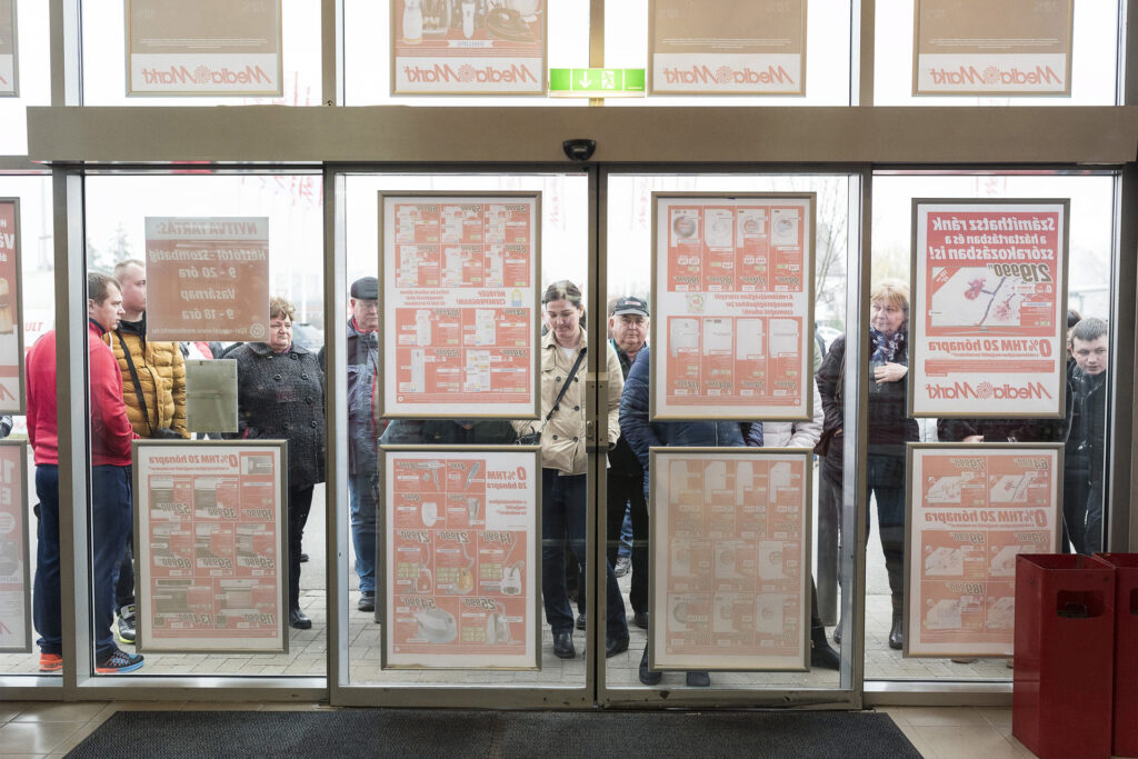 Itt a rémes black friday