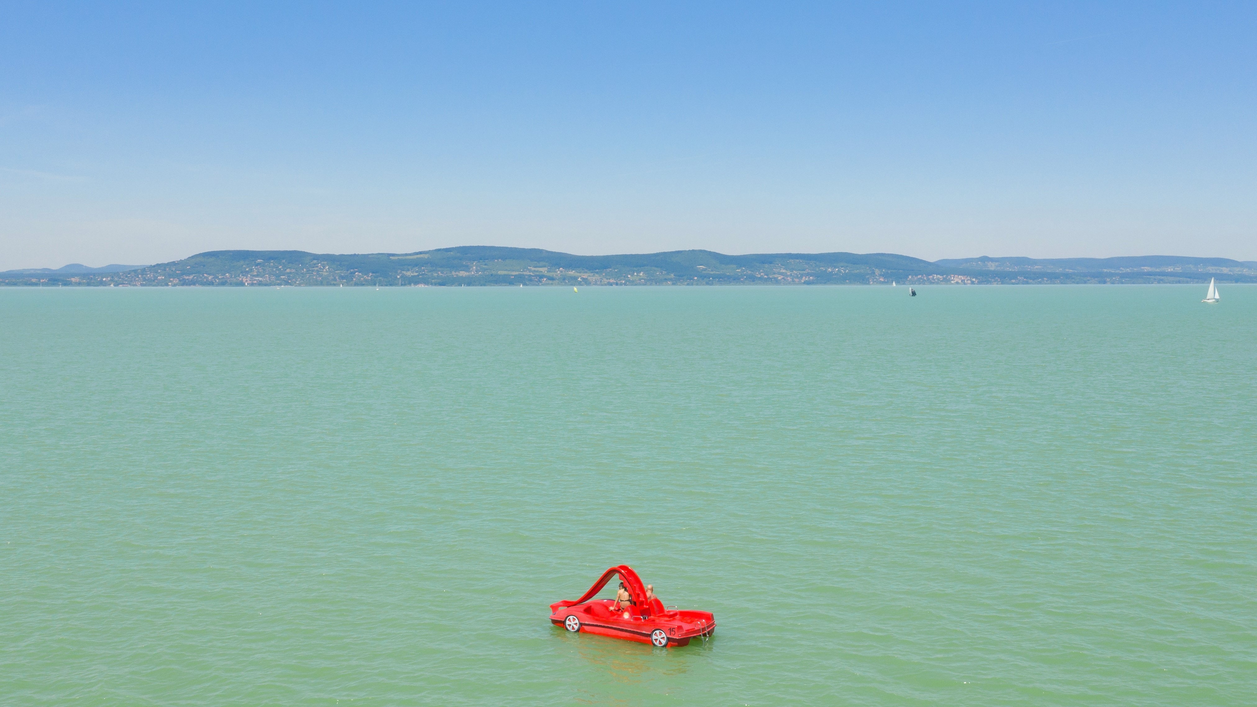 Vízibicikli a Balatonban