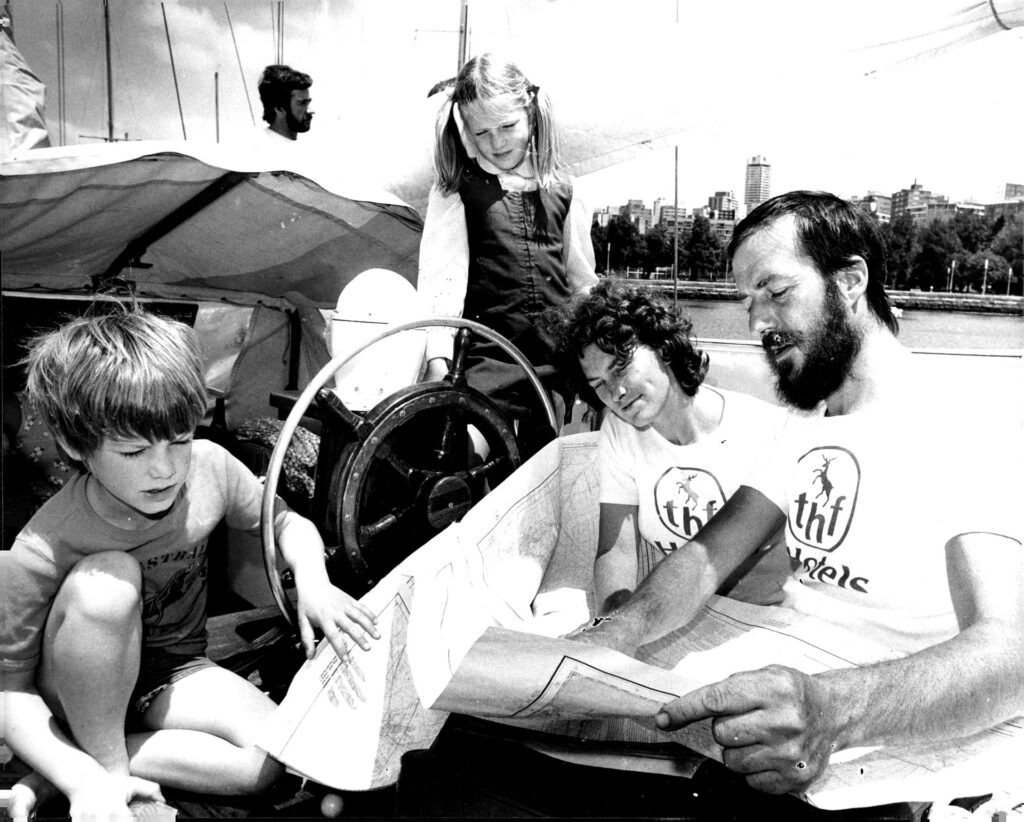 Gordon Cook és családja a Wavewalker-en